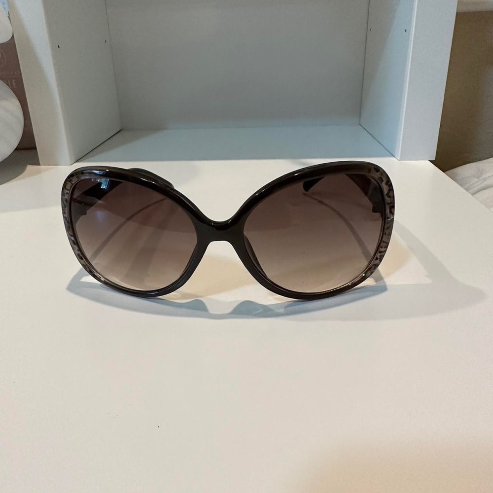 2000s brown oversized sunnies💋
- brand: Steve Madden